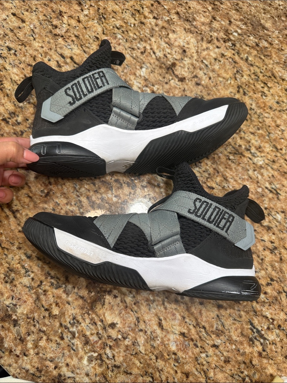 Nike LeBron Soldier XII  Air Raid size 8 mens black and gray basketball - Picture 5 of 8
